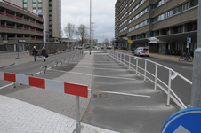 821307 Gezicht op het Jaarbeursplein te Utrecht, met de parkeervakken voor gasten van het NH Utrecht Hotel ...